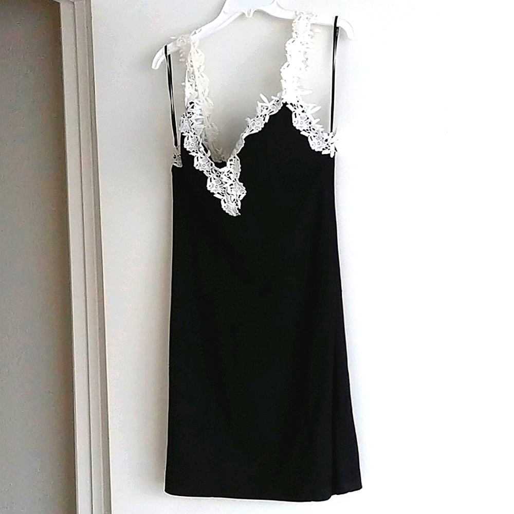 BEAUTIFUL BLACK W/WHITE LACE